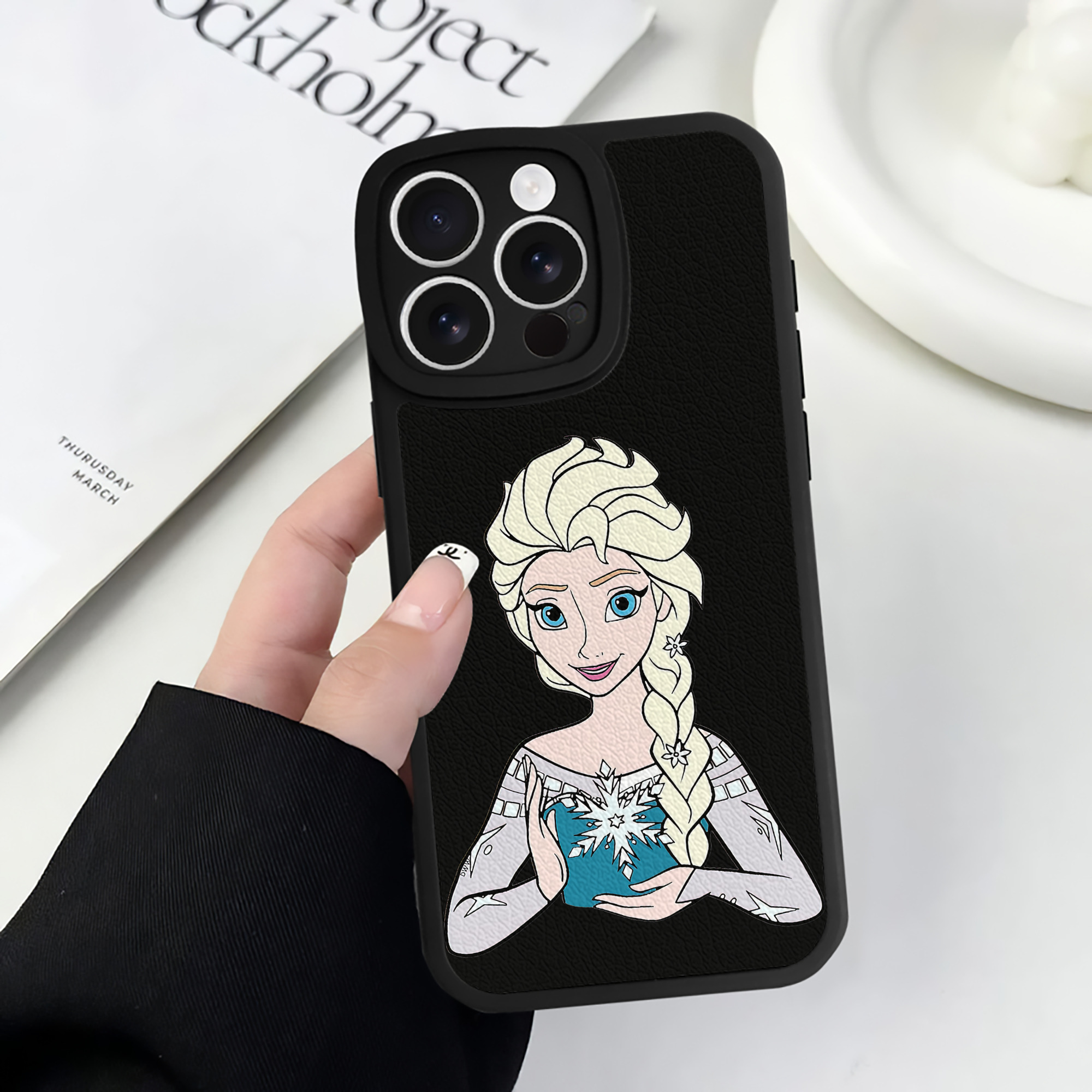（画像用） アナと雪の女王 アンナ エルサ Frozen Anna Elsa 【iPhone 16シリーズ対応】シリコンスマホケース（レザー調） 材質：シリコン